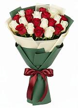 Букет Микс из красных и белых роз в Болычево