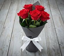 Букет 5 Красных роз Эдлесс Лав в Болычево