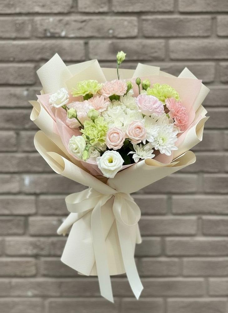 Букет цветов из: Гвоздики, Розы, Лизиантусы и Хризантемы в Болычево