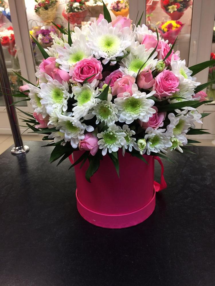 Цветочная композиция из Розы и Хризантемы в шляпной коробке в Болычево